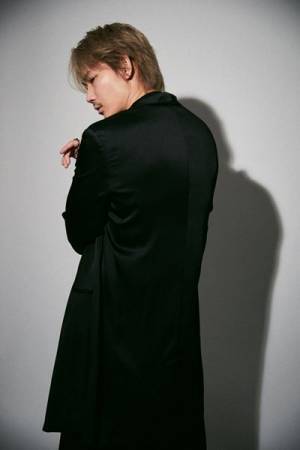 綾野剛が見た一筋の光「息苦しくなったら、空を見上げてみればいい」