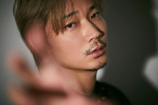 綾野剛が見た一筋の光「息苦しくなったら、空を見上げてみればいい」