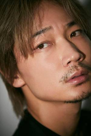 綾野剛が見た一筋の光「息苦しくなったら、空を見上げてみればいい」