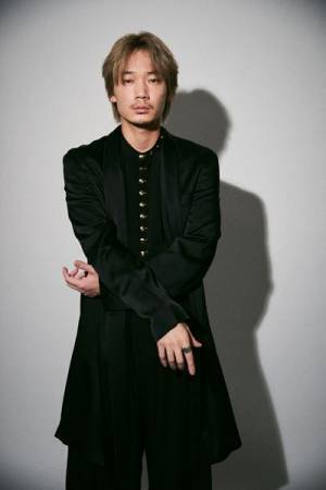 綾野剛が見た一筋の光「息苦しくなったら、空を見上げてみればいい」