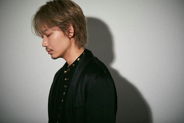 綾野剛が見た一筋の光「息苦しくなったら、空を見上げてみればいい」