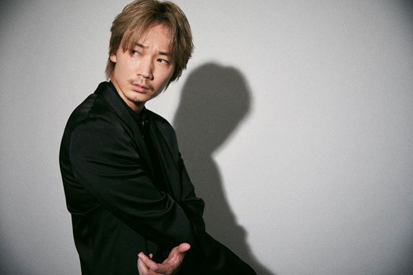 綾野剛が見た一筋の光「息苦しくなったら、空を見上げてみればいい」