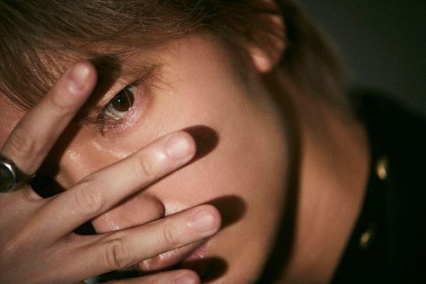 綾野剛が見た一筋の光「息苦しくなったら、空を見上げてみればいい」