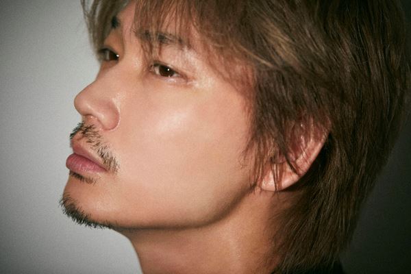 綾野剛が見た一筋の光「息苦しくなったら、空を見上げてみればいい」