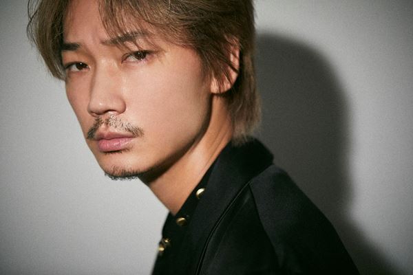 綾野剛が見た一筋の光「息苦しくなったら、空を見上げてみればいい」