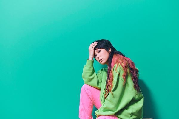 AI、ゴスペル聖歌隊とデビュー20周年の記念ライブ開催