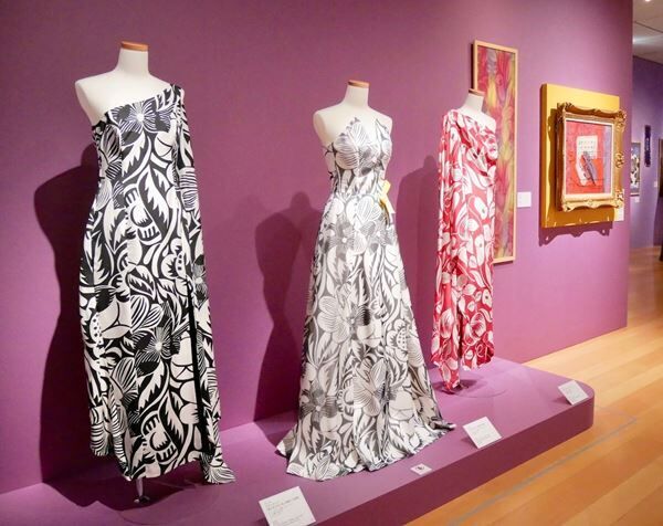 左：ドレステキスタイル《様式化された花、葉飾りと果物》ドレス・デザイン、制作：モンジ・ギバンドレス制作：2002年