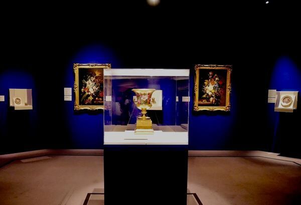 中央：ウィーン窯・帝国磁器製作所 ヨーゼフ・ガイアー《金地花文クラテル形大花瓶》 1828年頃