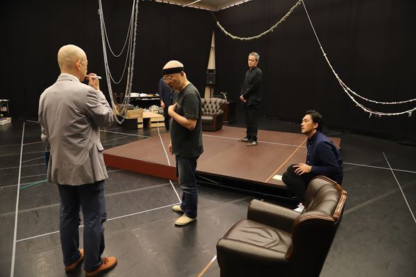 発表から約30年、英国の秀作戯曲『男たちの中で』を佐藤信が日本初演