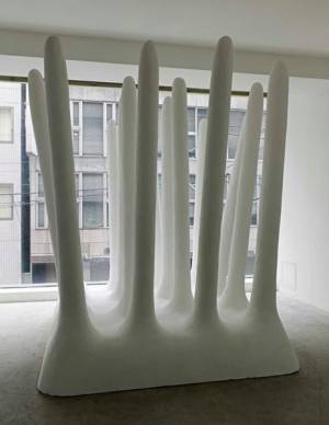 鉄とガラスを用いた新作彫刻も　青木野枝の個展が府中市美術館にて開催