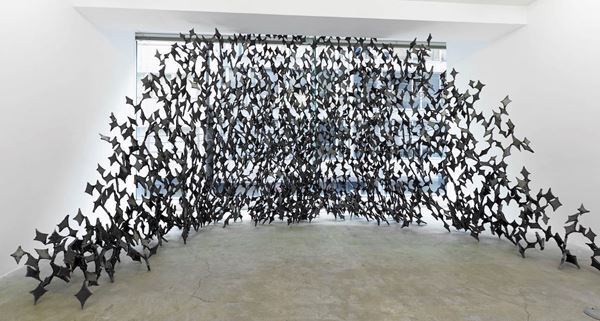 鉄とガラスを用いた新作彫刻も　青木野枝の個展が府中市美術館にて開催