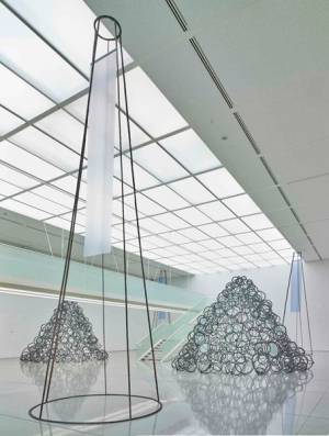 鉄とガラスを用いた新作彫刻も　青木野枝の個展が府中市美術館にて開催