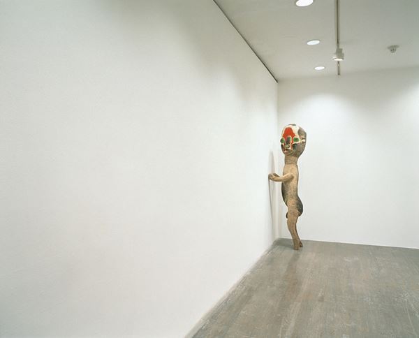 加藤泉の個展が原美術館と別館で開催中。 ミステリアスな表現世界の全貌に迫る