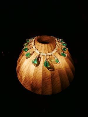 芸術的ジュエリーが神秘の空間で輝く！　『カルティエ、時の結晶』展が開幕