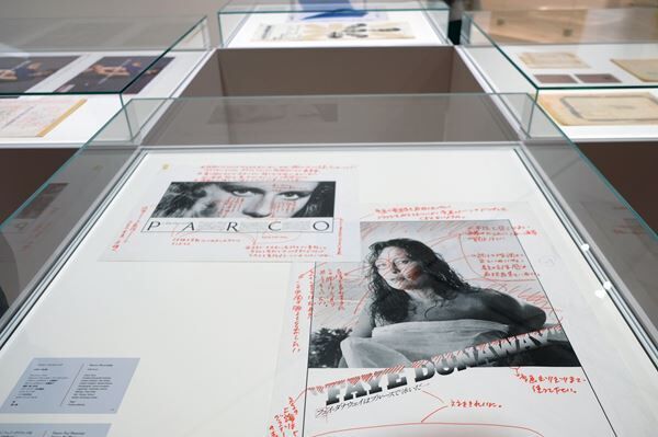 「血が、汗が、涙がデザインできるか」　 伝説のデザイナー石岡瑛子の世界初の回顧展をレポート！