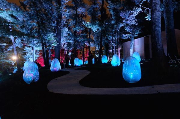 チームラボによる新展示をレポート！　森や自然と呼応する屋外のアート空間