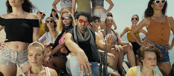 プラバースが何もつけずに崖からダイブ！　『サーホー』特別映像公開