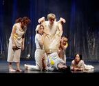 踊る「熊谷拓明」カンパニー　ダンス劇『舐める、床。』舞台写真と初日コメントが到着