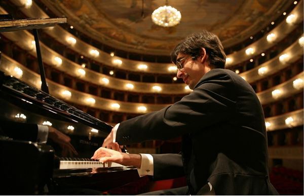 ジャンルカ・カシオーリ＆新日本フィルハーモニー交響楽団　“1粒で2度美味しい”ベートーヴェン尽くしのステージを堪能