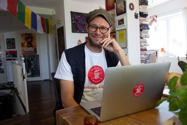 賞味期限切れの食品はすぐ捨てるべき？　映画『もったいないキッチン』監督と考える