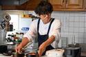 キッチンに立つ得意顔の井ノ原快彦と、美味しそうに頬張る道枝駿佑　『461個のおべんとう』場面写真公開