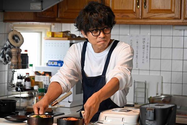 キッチンに立つ得意顔の井ノ原快彦と、美味しそうに頬張る道枝駿佑　『461個のおべんとう』場面写真公開