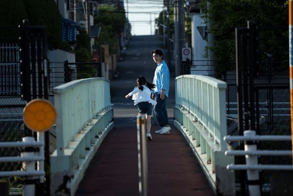 劇中のロケ地で秦基博が歌う！　『ステップ』主題歌『在る』MV公開