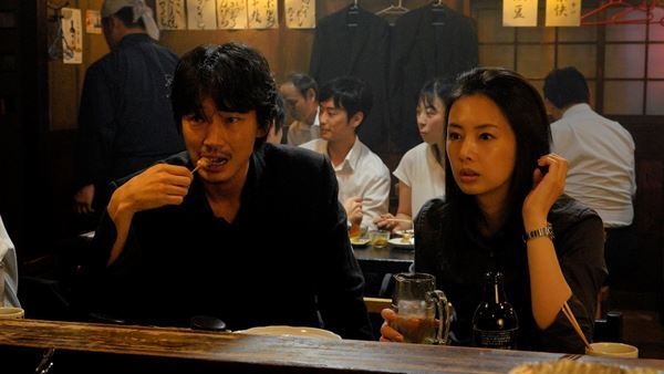 綾野剛「僕自身ももっと観たかった」　『ドクター・デスの遺産』北川景子との“居酒屋”本編映像公開