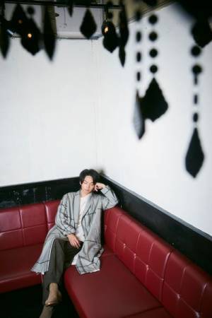 中村倫也が現在の自分を語る「“普通”の感覚からズレていきたくないんです」