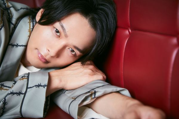 中村倫也が現在の自分を語る「“普通”の感覚からズレていきたくないんです」