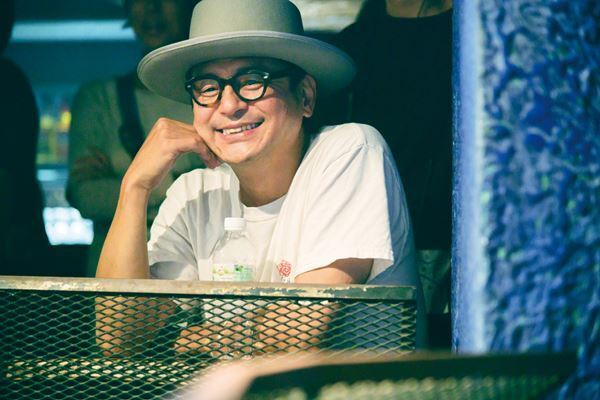 TOKYO No.1 SOUL SET渡辺俊美が井ノ原快彦のギターを監修する姿が　『461個のおべんとう』インタビュー映像公開