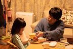 山田孝之パパが育児に疲れて眠る場面も　日常を切り取った『ステップ』のワンシーン公開