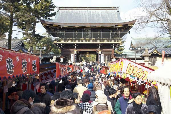 北野天満宮、今年最初の“天神さん”。約1000店の露店が並ぶ
