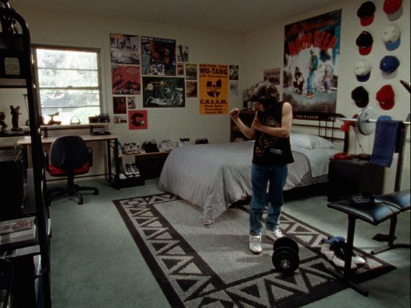 『mid90s ミッドナインティーズ』冒頭映像を公開　兄の部屋を探検したかつての思い出を再現