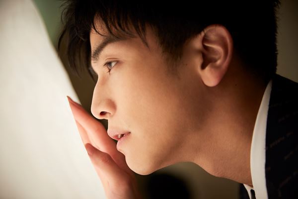 岩田剛典が天才捜査官役で“覚醒”「もうひとつの正義として演じたかった」