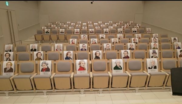 隣の席はショパンとシューマン!?　ソーシャルディスタンスの工夫が大人気。