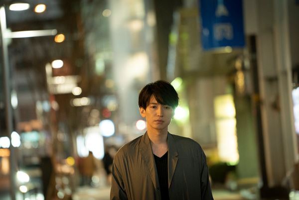 大倉忠義が茫然自失で夜の街頭を彷徨う　『窮鼠はチーズの夢を見る』新場面写真公開