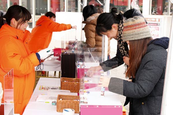 優勝者にはチロルチョコ1年分！ よみうりランドで「チロルチョコ積み選手権」が開催