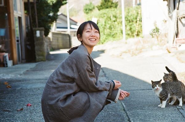 動物好き吉岡里帆が犬や猫とたわむれる 泣く子はいねぇが オフショット公開 年11月10日 ウーマンエキサイト 1 2