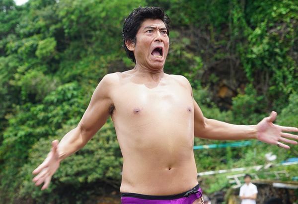 英勉監督も“アニキ”と大絶賛　『ぐらんぶる』高嶋政宏が全力ダンスの本編映像