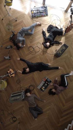 [Alexandros]×岩井俊二『夢であえても』ビジュアルとメイキング映像が公開、メンバーが架空のバンドを演じる