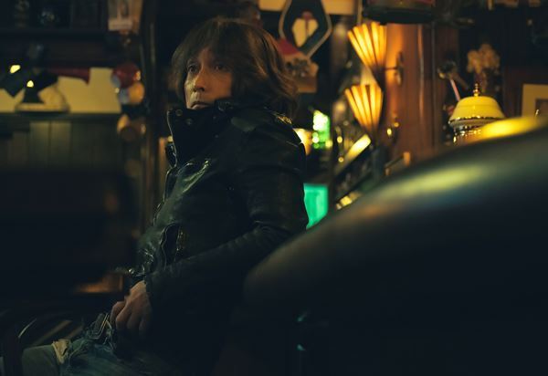 浅井健一、約1年半ぶりのニューアルバム『Caramel Guerrilla』4月7日リリース