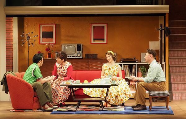 1950年代のレトロかわいい“マイホーム”が現代を映し出す、『Home, I’m Darling～愛しのマイホーム～』観劇レポート