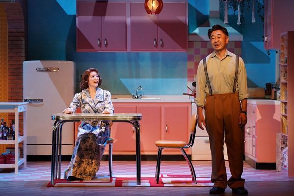 1950年代のレトロかわいい“マイホーム”が現代を映し出す、『Home, I’m Darling～愛しのマイホーム～』観劇レポート