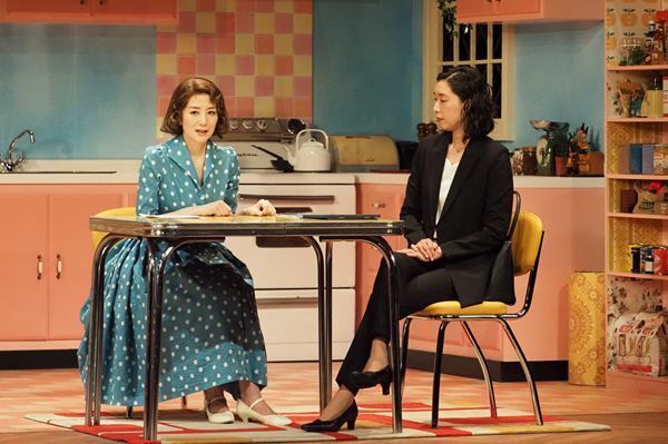 1950年代のレトロかわいい“マイホーム”が現代を映し出す、『Home, I’m Darling～愛しのマイホーム～』観劇レポート