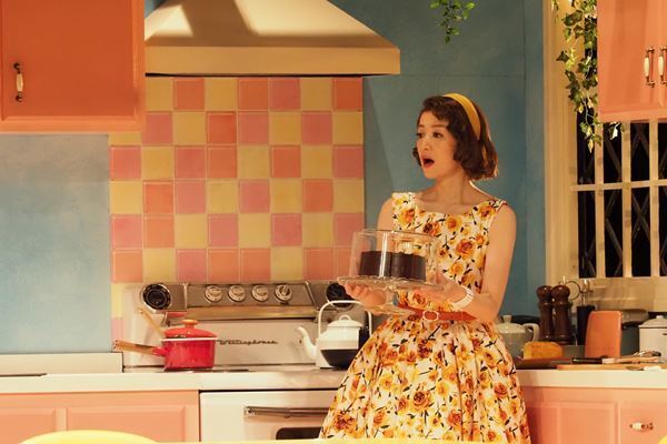 1950年代のレトロかわいい“マイホーム”が現代を映し出す、『Home, I’m Darling～愛しのマイホーム～』観劇レポート