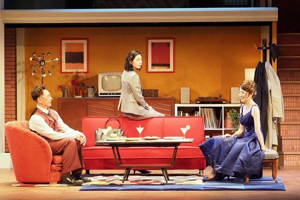 1950年代のレトロかわいい“マイホーム”が現代を映し出す、『Home, I’m Darling～愛しのマイホーム～』観劇レポート