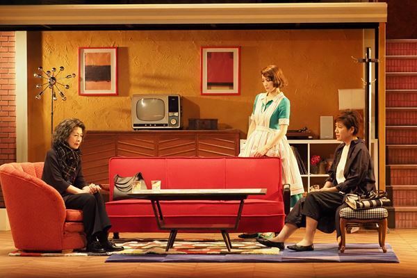 1950年代のレトロかわいい“マイホーム”が現代を映し出す、『Home, I’m Darling～愛しのマイホーム～』観劇レポート