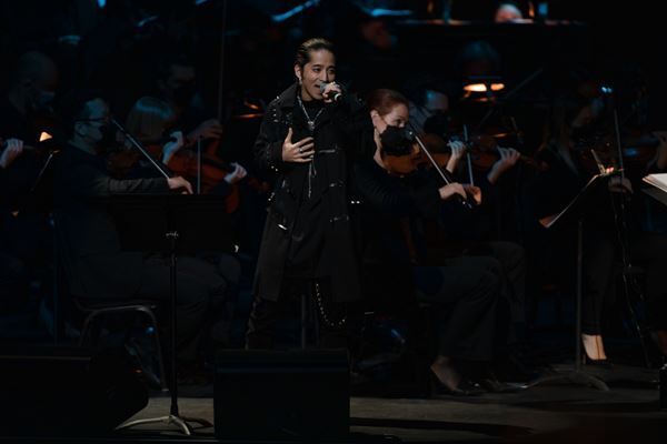 サバプロYosh、『FFVII リメイク』オーケストラツアーLA公演で「Hollow」熱唱