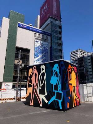ジュリアン・オピーの新作パブリックアートが渋谷駅東口に！ 3月31日までの期間限定で展示中